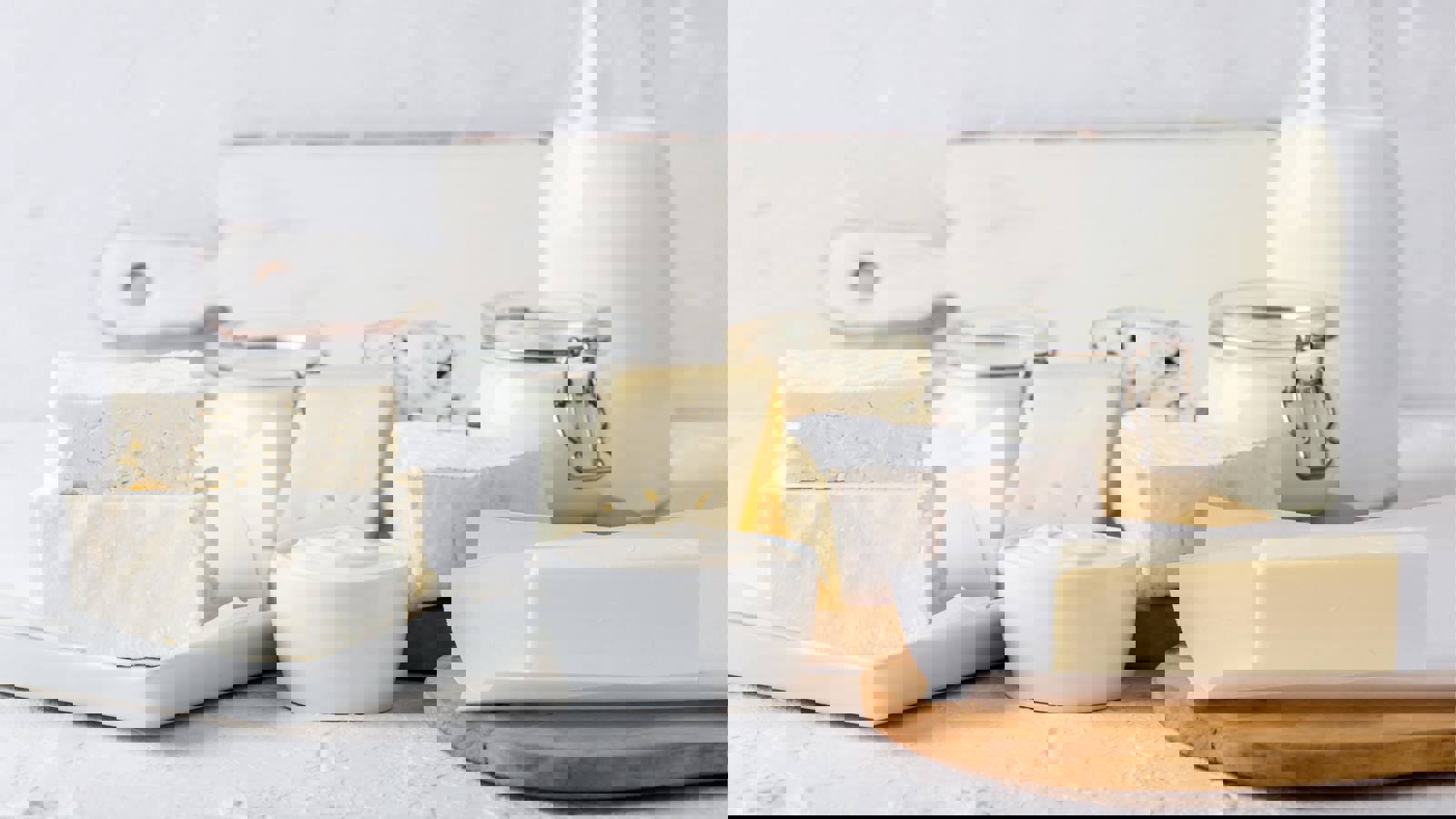 Une photo d'un plateau de fromage